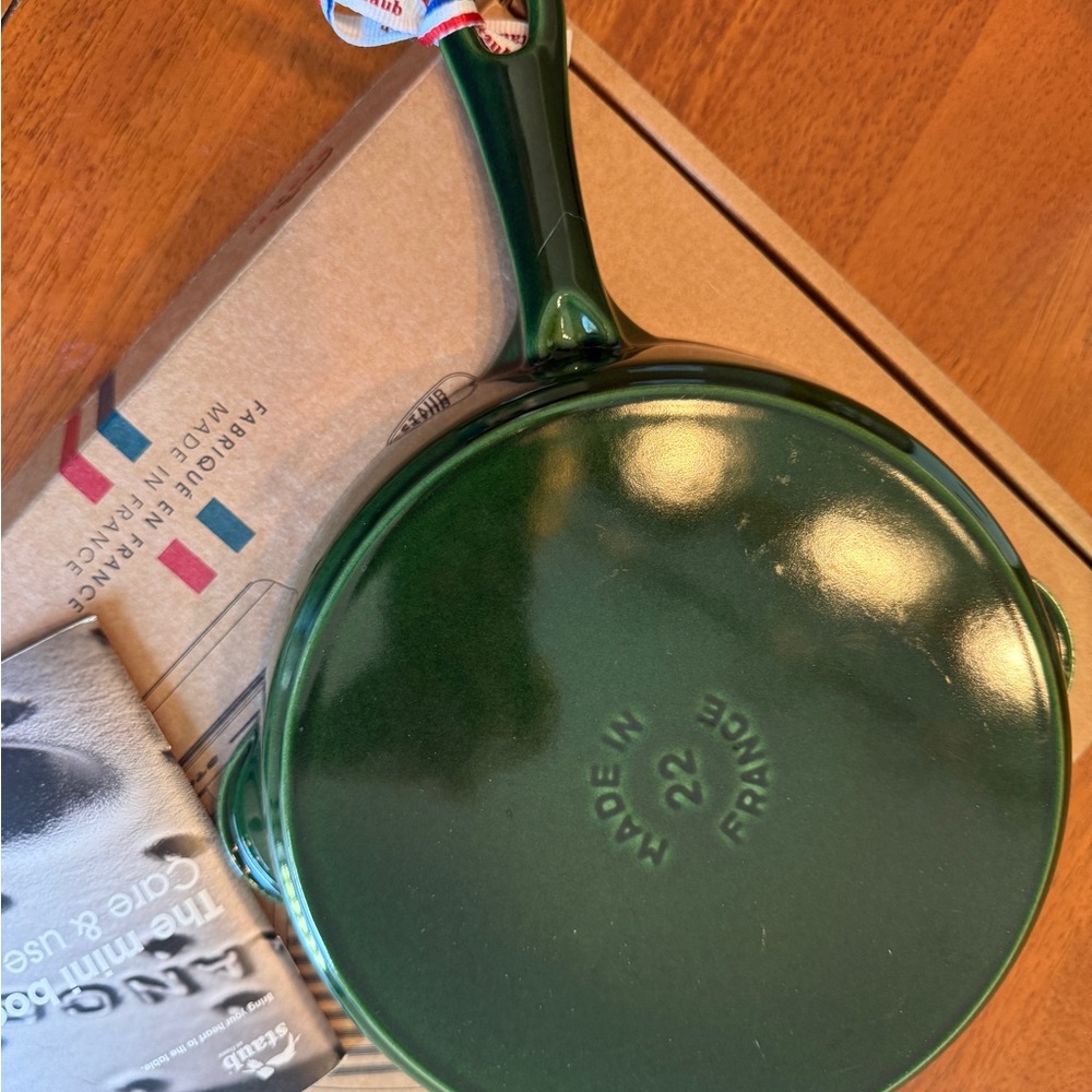 Staub - Cast Iron 8.5-inch Traditional Deep Skillet - Basil - Picture 3 of 4